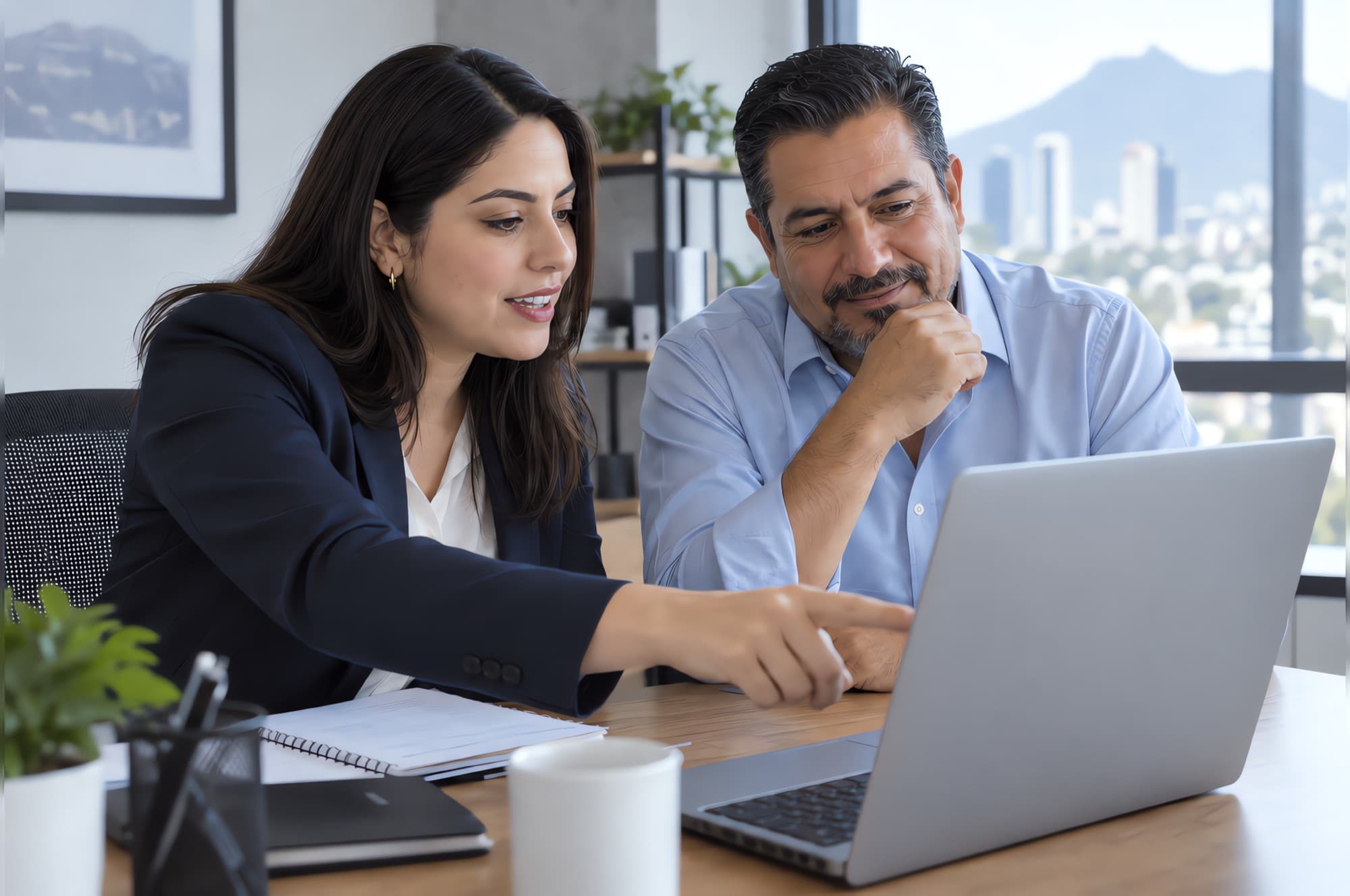 Dos personas revisan en un portátil los resultados de una cartera